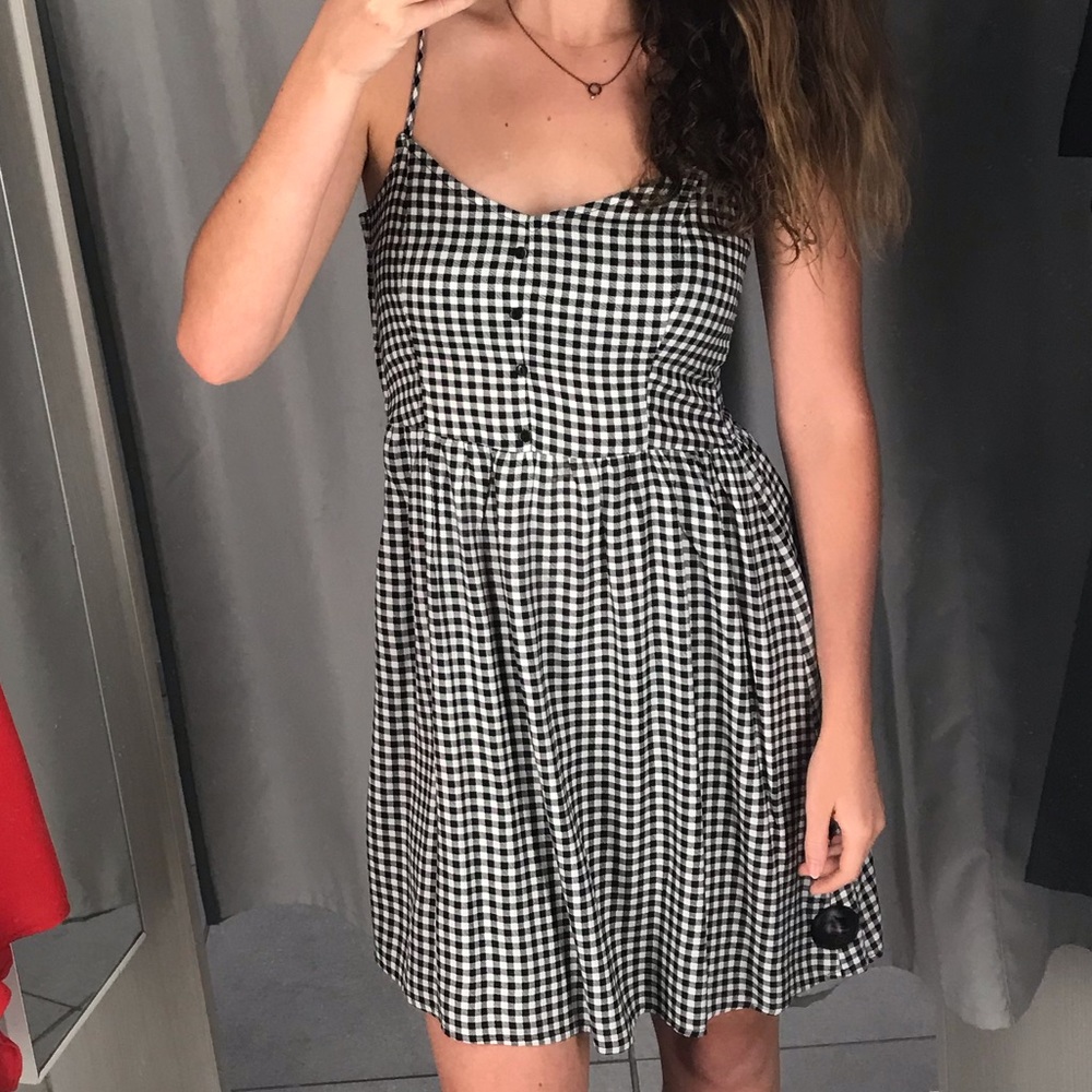 Short summer dress. Gray/white.